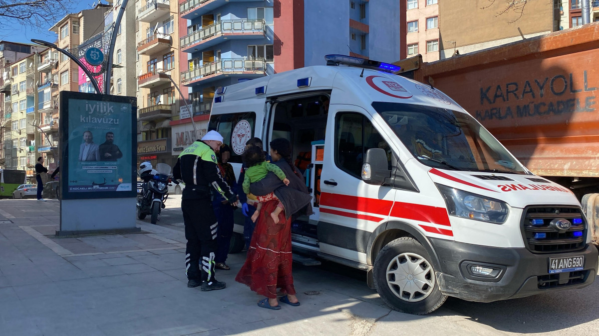 12 YAŞINDAKİ ÇOCUK AMBULANSIN ÖNÜNE ATLADI