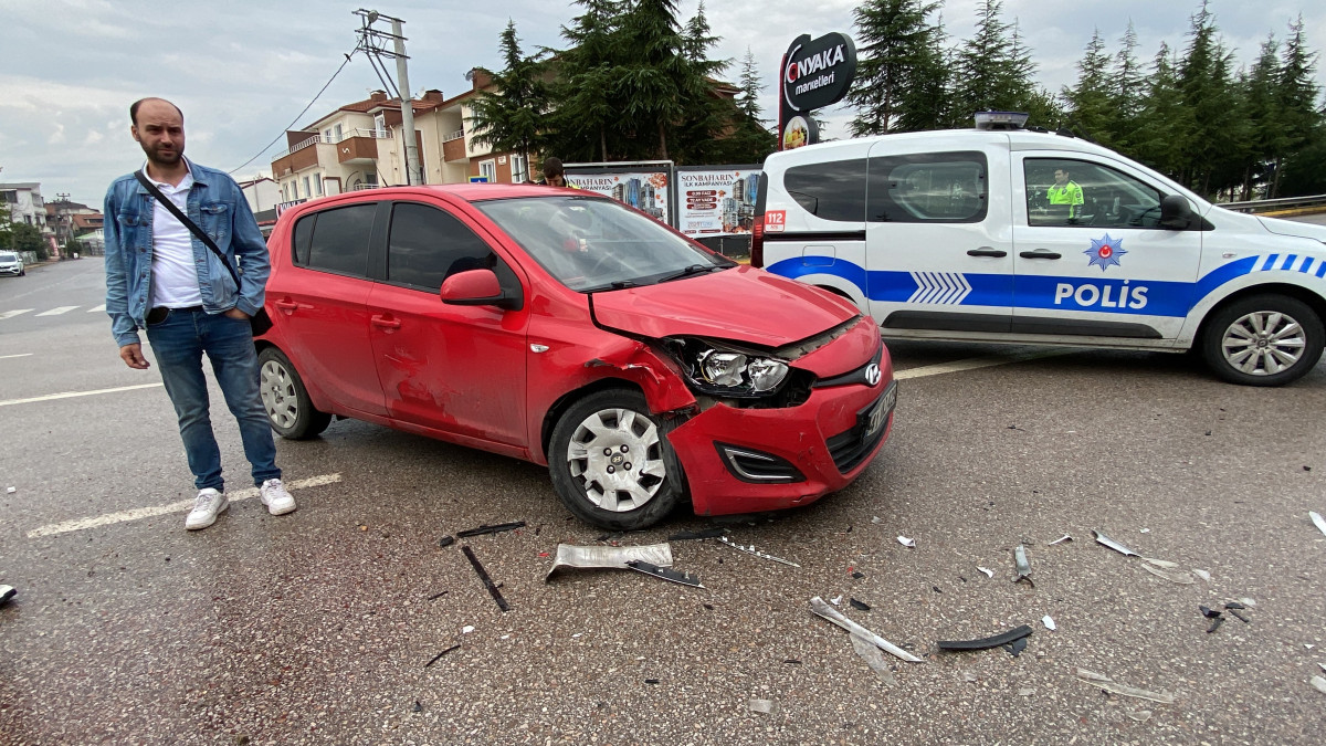 2 OTOMOBİL ÇARPIŞTI: 2 ÇOCUK YARALANDI