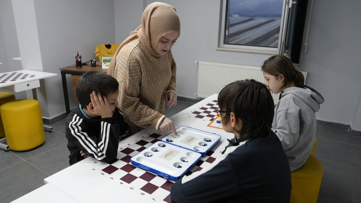 ÂLÂ MEKAN’DA ÇOCUKLAR VE GENÇLER EĞLENEREK ÖĞRENİYOR  