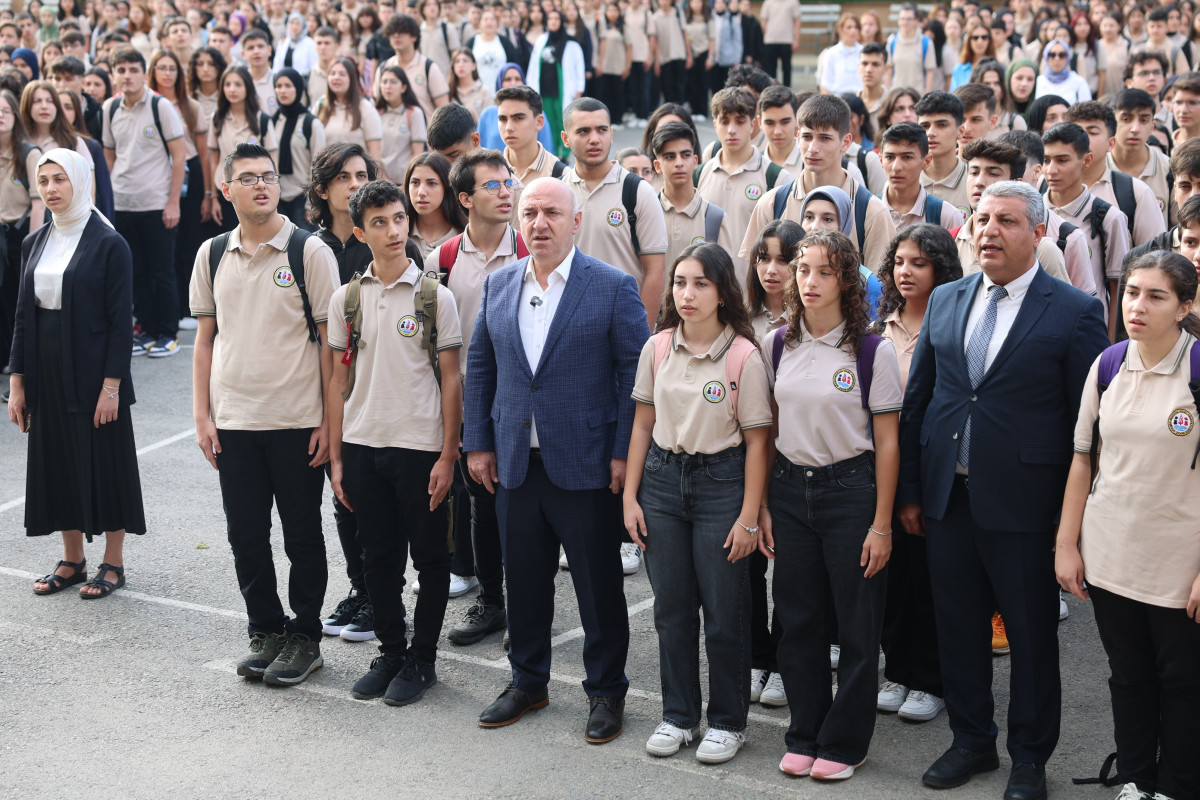 BAŞKAN MUZAFFER BIYIK, HER PAZARTESİ OKULDA ÖĞRENCİLERLE BİR ARAYA GELİYOR