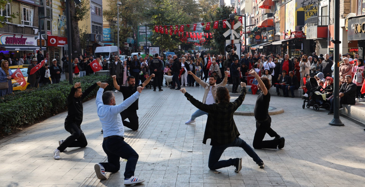 CUMHURİYET BULVARI’NDA ZEYBEK GÖSTERİSİ