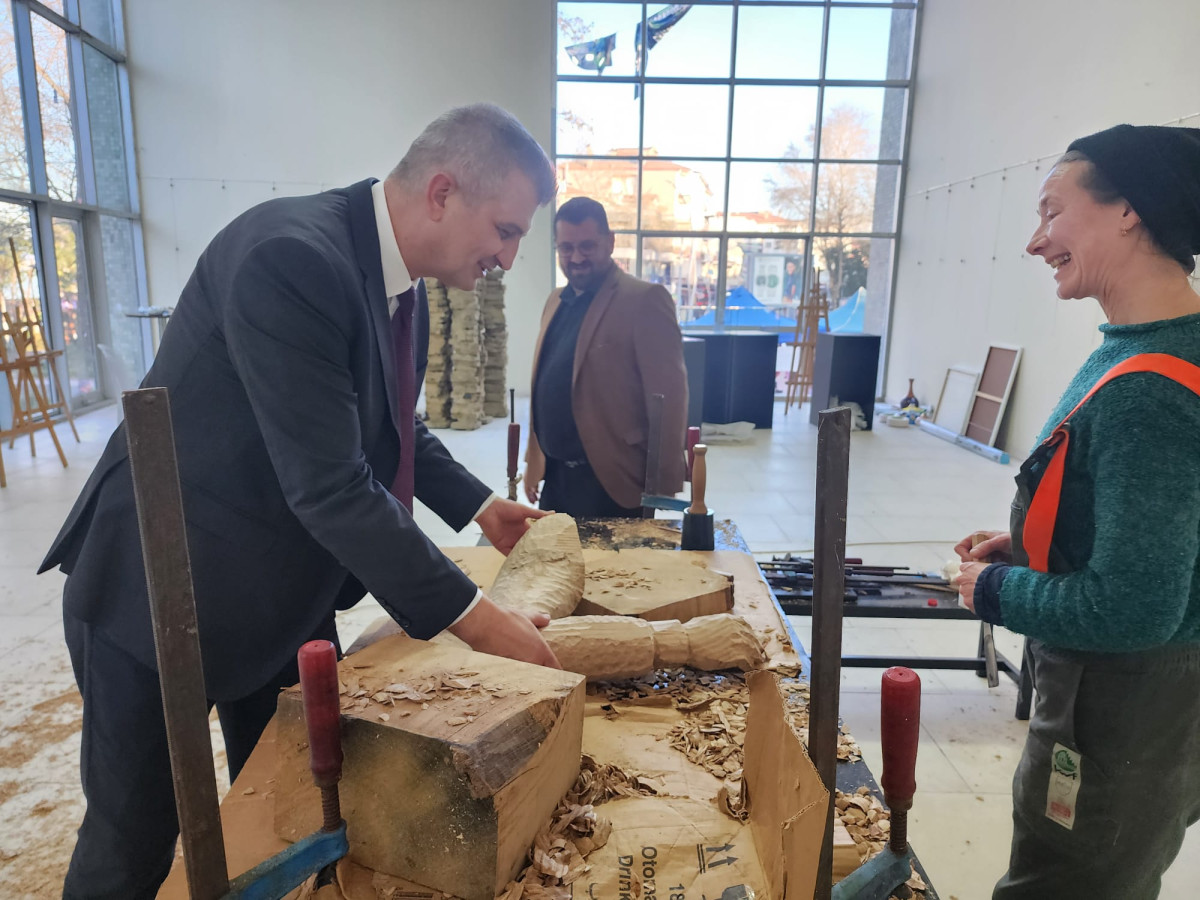 DEĞİRMENDERE’DEKİ AHŞAP HEYKELLER ONARILIYOR