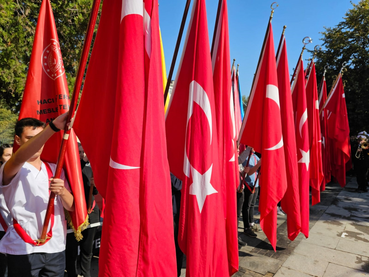 GÖLCÜK'TE CUMHURİYET BAYRAMI ETKİNLİKLERİ TÖREN İLE BAŞLADI