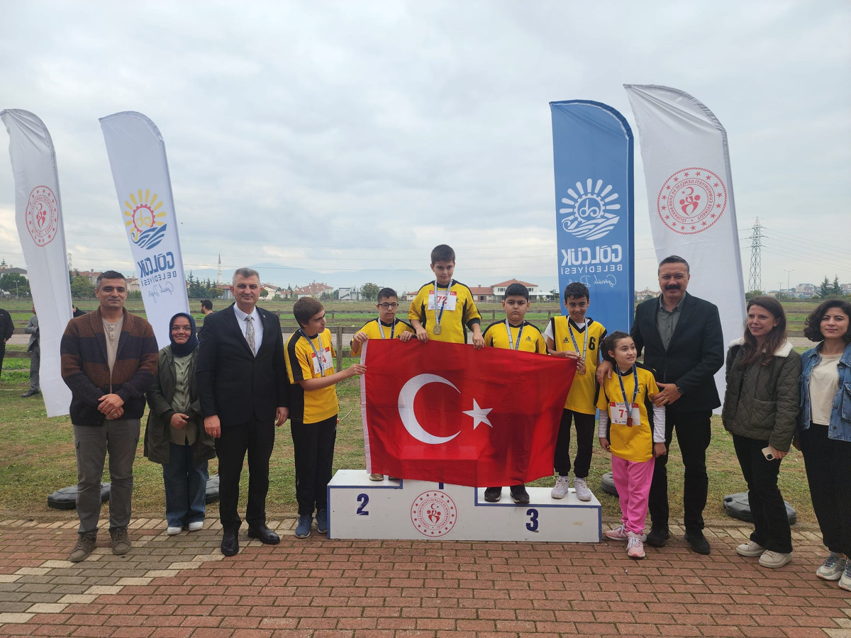 GÖLCÜK’TE CUMHURİYET COŞKUSU SPORLA BİRLEŞTİ