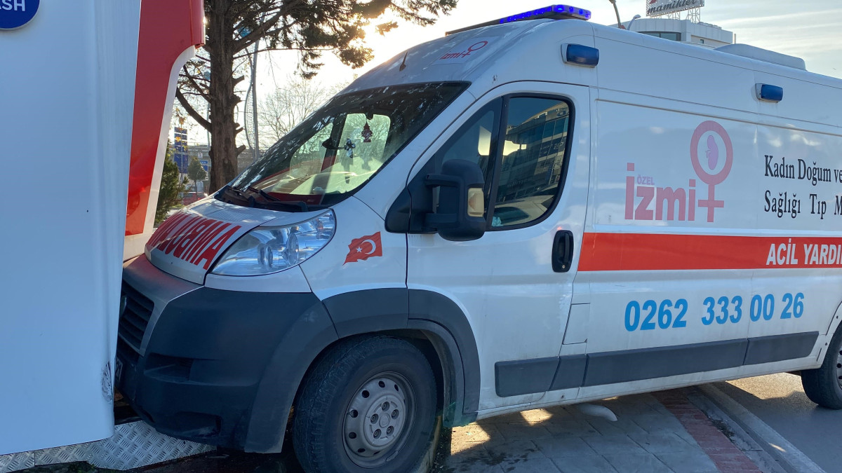 İÇİNDE BEBEK OLAN AMBULANS KAZA YAPTI