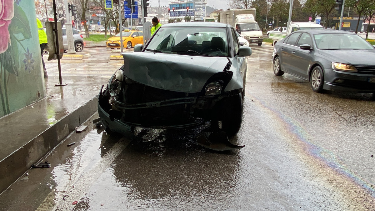 İKİ ARAÇ ÇARPIŞTI: KOPAN PARÇA YAYAYI YARALADI