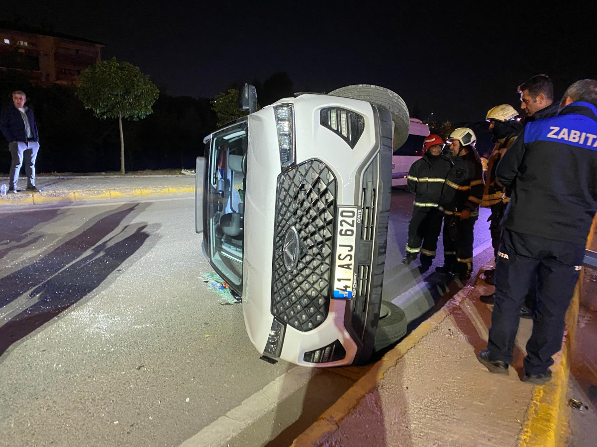 KOCAELİ’DE ALKOLLÜ SÜRÜCÜNÜN KULLANDIĞI CİP ELEKTRİK DİREĞİNE ÇARPIP YAN YATTI: 2 YARALI  