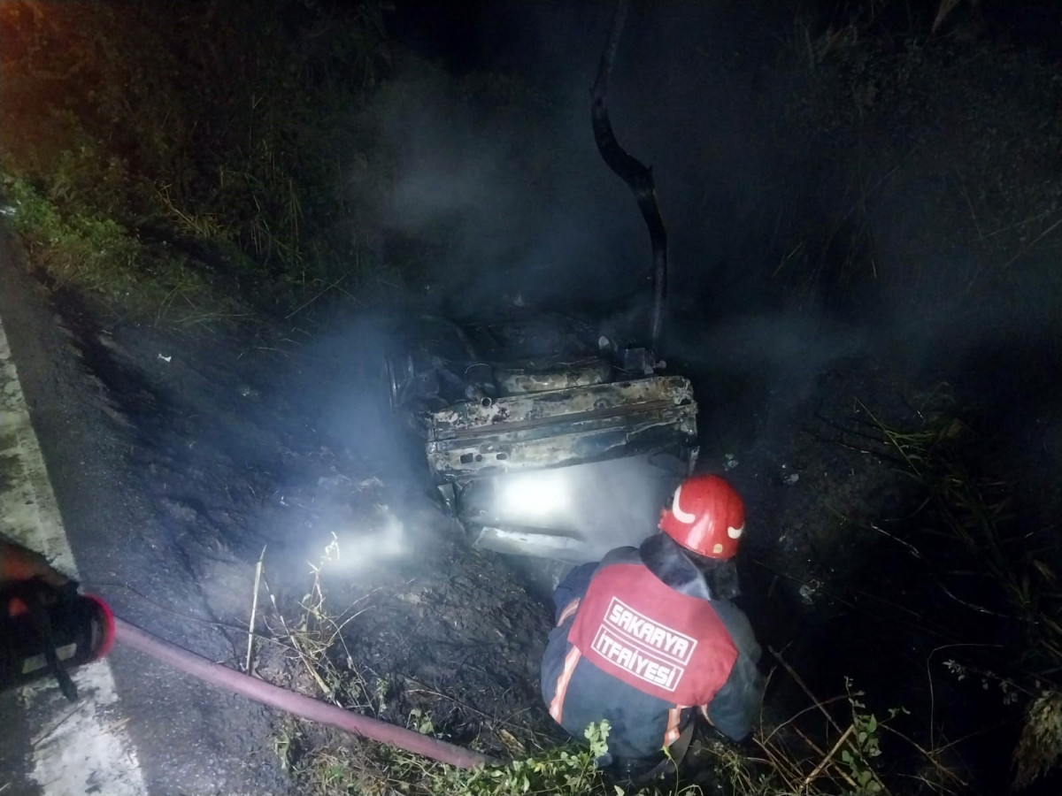 KONTROLDEN ÇIKARAK YOL KENARINA UÇAN ARAÇ ALEV TOPUNA DÖNDÜ: 2 YARALI  