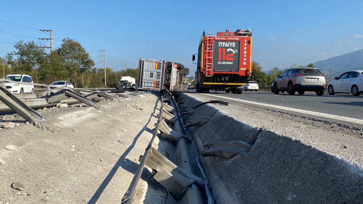 PETROKOK YÜKLÜ TIR DEVRİLDİ: 1 YARALI  