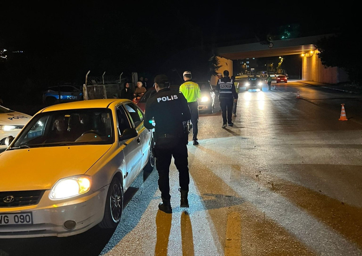 SAKARYA'DA 2 ŞAHIS YAKALANDI, RUHSATSIZ 5 TABANCA ELE GEÇİRİLDİ  