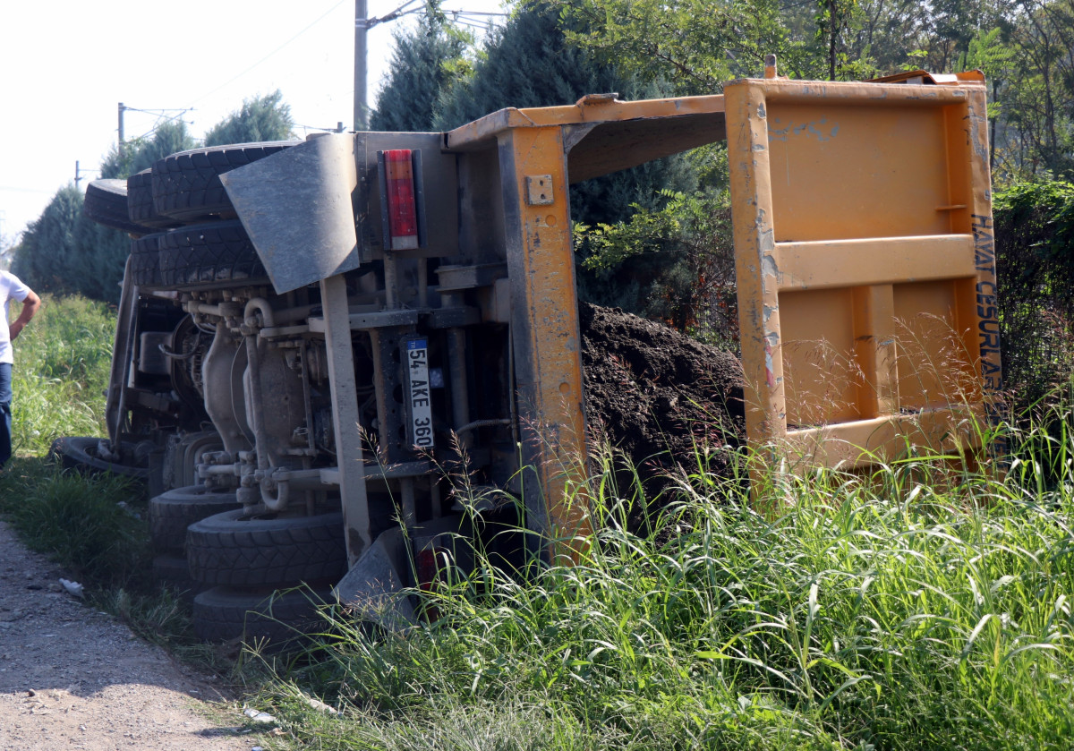 SAKARYA'DA TOPRAK YÜKLÜ KAMYON YOL KENARINA DEVRİLDİ: 1 YARALI  