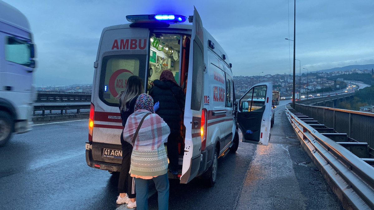 TEM’İN KOCAELİ GEÇİŞİNDE ZİNCİRLEME KAZA: 5 YARALI