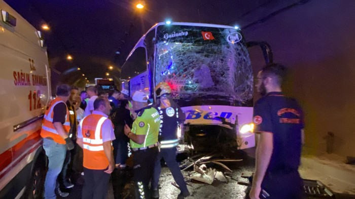 TIR, OTOMOBİL VE 2 OTOBÜSÜN KARIŞTIĞI KAZADA ORTALIK SAVAŞ ALANINA DÖNDÜ