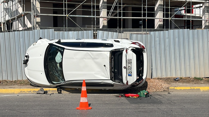 VİNCE ÇARPARAK TAKLA ATAN OTOMOBİLDEN BURNU BİLE KANAMADAN ÇIKTI