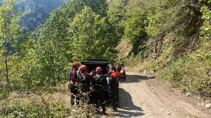 300 METRELİK UÇURUMDAKİ CESET OPERASYONLA ÇIKARTILDI